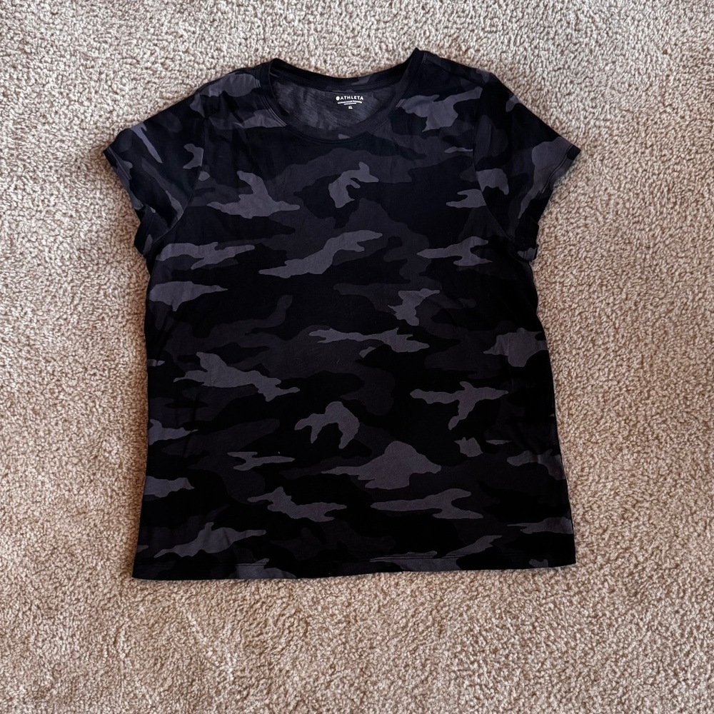 Athleta women’s extra Large black/grey camo T shirt